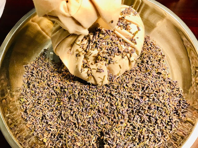 Lavender herbal Poultice for massage. (Joint/Muscle pain relief). Filled with Ayurvedic anti-inflammatory herbs. Poultice can be heated up on a hot pan or hot crockpot and then dipped in warm herbal oil.